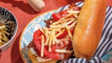 Σάντουιτς: Μπριός με μπέικον, τυρί κρέμα, πατατάκια και μουστάρδα