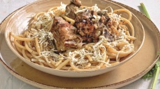 Χοντρό μακαρόνι με προβατίνα, μαύρο πιπέρι και ανθότυρο 