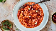 Η συνταγή της ημέρας: Ντοματόρυζο με πελτέ, λιαστή ντομάτα, ρίγανη. Το μενού της εβδομάδας (10/11 – 16/11)