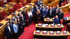 Ψηφίστηκε το φορολογικό νομοσχέδιο: Φέρνει κατάργηση ΕΝΦΙΑ σε χωριά, μειωμένο ΦΠΑ στα νησιά και αυξήσεις σε Σώματα Ασφαλείας