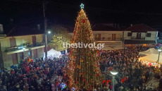 Ο Ταξιάρχης Χαλκιδικής έδωσε το σύνθημα για την έναρξη των γιορτών - Φωταγωγήθηκε το πρώτο χριστουγεννιάτικο δέντρο