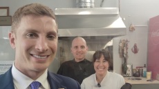 Για σουβλάκι στη Μητροπόλεως βρέθηκε ο σύμβουλος του Τραμπ για θέματα ενέργειας