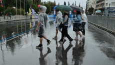 Καιρός: Δύο διαδοχικά βαρομετρικά φέρνουν έντονες βροχές – Χωρίς προβλήματα ο Μαραθώνιος της Αθήνας 