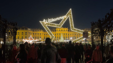 Παραμυθένιες εικόνες από τη Βιέννη: Άνοιξε η πρώτη χριστουγεννιάτικη αγορά στην Ευρώπη για το 2025 - Δείτε βίντεο