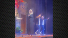 Η Σία Κοσιώνη έκανε το ντεμπούτο της στο θεατρικό σανίδι - Την παρακολούθησε η Ντόρα Μπακογιάννη, δείτε βίντεο