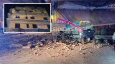 Κατέρρευσε μπαλκόνι ημιτελούς οικοδομής στα Χανιά - Συντρίμμια προκάλεσαν ζημιές σε οχήματα και κατάστημα, δείτε φωτογραφίες