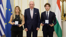 Ο πρόεδρος της Ουγγαρίας βράβευσε τον 21χρονο Αναστάσιο Γκαρίπη, είχε διασώσει πατέρα και κόρη στη θάλασσα - «Παράδειγμα ανθρωπιάς και ηρωισμού»