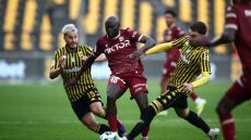 Ο Άρης των 10 παικτών κράτησε στο 0-0 τον Αστέρα που είχε τρία δοκάρια 