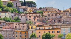 Η πόλη που μοιάζει βγαλμένη από μεσαιωνικό παραμύθι στην καρδιά της Ιταλίας
