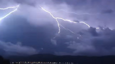 Οι κεραυνοί έκαναν τη νύχτα μέρα σε Ηγουμενίτσα και Ιωάννινα - Δείτε βίντεο