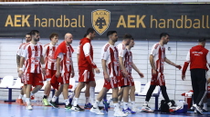 ΑΕΚ - Ολυμπιακός: Διεκόπη προσωρινά το ντέρμπι του χάντμπολ λόγω συνθημάτων - Συνεχίστηκε μετά από 25'  - Βίντεο