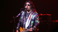 KISS: Ανακοινώθηκε η αιτία θανάτου του κιθαρίστα του συγκροτήματος, Έις Φρέιλι