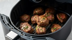 Air fryer: Τι μαγειρεύουμε την Τρίτη - Από τραγανά κεφτεδάκια μέχρι ζουμερό σολομό