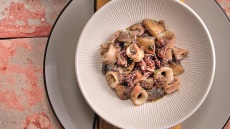 Καλαμάρι με μανιτάρια και γιαούρτι
