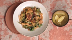 Χοιρινό πρασοσέλινο κοκκινιστό λεμονάτο
