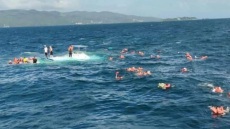 Χάος σε κρουαζιέρα στην Καραϊβική: Τουρίστες βρέθηκαν ξαφνικά στο νερό όταν βυθίστηκε το καταμαράν που τους μετέφερε