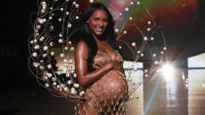 Γέννησε η Τζάσμιν Τουκς - Είχε ανοίξει το Victoria’s Secret Fashion Show στον ένατο μήνα της εγκυμοσύνης της