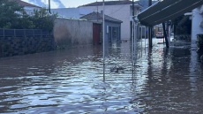 Λέσβος: Προβλήματα από την κακοκαιρία - Πλημμύρισαν δρόμοι και σπίτια σε Καλλονή και Σκάλα, κλειστά τα σχολεία