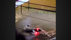 Άνδρας στη Βραζιλία προσπαθεί να σωθεί από πλημμύρα αλλά βυθίζεται μαζί με το αυτοκίνητό του - Δείτε βίντεο