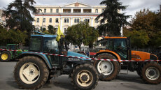 Να κλείσει μέτωπα με τους αγρότες επιχειρεί η κυβέρνηση - Το στοίχημα των πληρωμών και το «αγκάθι» των κινητοποιήσεων