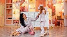 Γονείς: Γιατί τα παιδιά φορούν τα παπούτσια σας; Δεν είναι (μόνο) παιχνίδι, λέει ψυχολόγος
