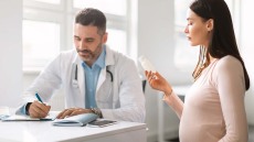 Έρευνα επιβεβαιώνει πως δεν συνδέεται η παρακεταμόλη στην κύηση με τον αυτισμό στα παιδιά
