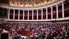 Η γαλλική Εθνοσυνέλευση τάχθηκε υπέρ της αναστολής της μεταρρύθμισης του συνταξιοδοτικού ως το 2027