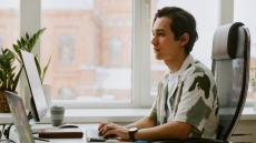 Eρευνα: Μόνο το 20% των νέων στην Ελλάδα ζουν μόνοι τους - Χαμηλοί οι μισθοί της Gen Z