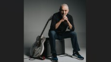 Νίκος Πορτοκάλογλου: Κυκλοφορεί άλμπουμ με καινούργια τραγούδια μετά από οκτώ χρόνια