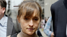 Πώς οργανώθηκε η σκοτεινή «ομάδα αυτοβελτίωσης» NXIVM που ήταν αίρεση με σκλάβες του σεξ - Τα χιλιάδες δολάρια, οι διάσημοι «πελάτες» και η δομή