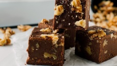 Πώς φτιάχνουμε σοκολατάκια γεμιστά με ΙΟΝ κουβερτούρα
