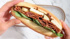 Σάντουιτς με ψωμάκι μπριός, παστράμι και κρέμα λιαστής ντομάτας
