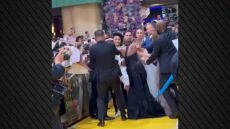 Η Αριάνα Γκράντε δέχτηκε επίθεση από θαυμαστή της στην πρεμιέρα του «Wicked: For Good» - Η επέμβαση της Σίνθια Ερίβο