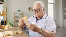 Πόσο «πιάνουν» οι αντιγηραντικές ασκήσεις για το μυαλό; Μια ειδικός εξηγεί
