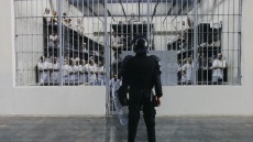 Βασανιστήρια και σεξουαλική βία σε μετανάστες από τη Βενεζουέλα που έστειλαν οι ΗΠΑ σε φυλακή του Ελ Σαλβαδόρ 