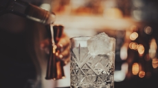 Το Δικαστήριο της ΕΕ αποφάσισε: Η ονομασία «τζιν» επιτρέπεται μόνο σε ποτά με αλκοόλ
