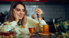 4 υποκατάστατα ζάχαρης που ξεχωρίζουν για τα οφέλη τους σύμφωνα με τη διαιτολόγο
