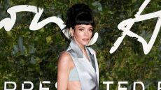 Λίλι Άλεν: Με διάφανο φόρεμα στο κόκκινο χαλί λίγο καιρό μετά τον χωρισμό της