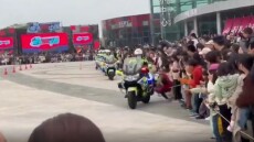 Αστυνομικός πέφτει με μηχανή πάνω σε παιδιά σε επίδειξη στην Κίνα - Δείτε βίντεο