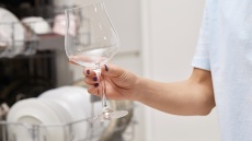 Πλυντήριο πιάτων: Το κόλπο για αστραφτερά ποτήρια