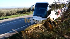 Σύγκρουση λεωφορείου με αγροτικό έξω από την Αλίαρτο - Δύο τραυματίες, δείτε φωτογραφίες