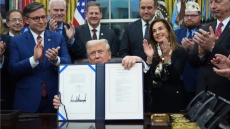 Λήξη του shutdown στις ΗΠΑ μετά από 43 ημέρες – Ο Τραμπ υπέγραψε τη συμφωνία στο Οβάλ Γραφείο
