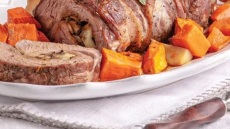 Ρολό χοιρινό με μανιτάρια και γλυκοπατάτες
