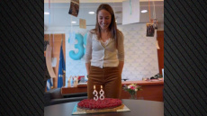 Γενέθλια στο γραφείο για τη Δόμνα Μιχαηλίδου – Γιόρτασε τα 38 με την οικογένεια και συνεργάτες της
