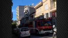 Νεαρός απειλούσε να αυτοκτονήσει στην Πάτρα - Παρέμβαση της Αστυνομίας και της Πυροσβεστικής, δείτε βίντεο