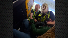 Μεθυσμένος επιβάτης προκάλεσε χάος σε πτήση Κρακοβία-Μπρίστολ: Αρνήθηκε να καθίσει στην προσγείωση και επιτέθηκε στην αστυνομία, δείτε βίντεο