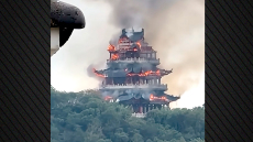 Αρχαίος ναός 1500 ετών τυλίγεται στις φλόγες στην Κίνα - Δείτε βίντεο