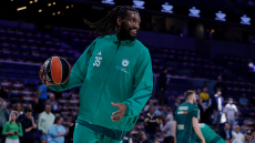 Κένεθ Φαρίντ: Αυτό είναι το μηνιάτικο του Αμερικανού που βγάζει... μάτια με τη φανέλα του Παναθηναϊκού στην Ευρώπη - Βίντεο 