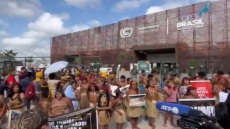 Βραζιλία: Αυτόχθονες διαδηλωτές απέκλεισαν την είσοδο της διάσκεψης του ΟΗΕ για το κλίμα