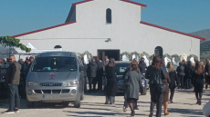 Σε βαρύ κλίμα η κηδεία της 49χρονης Ζωής που πέθανε στον φούρνο στο Δαμάσι Λάρισας